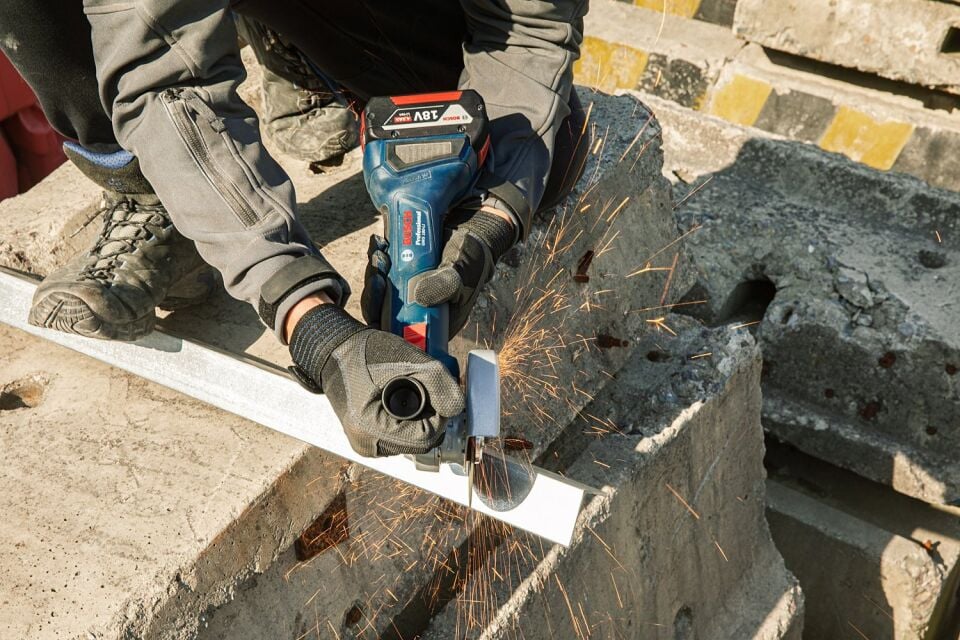 Bosch Professional GWS 180-LI Akülü Taşlama Makinesi (2*4.0 AH)